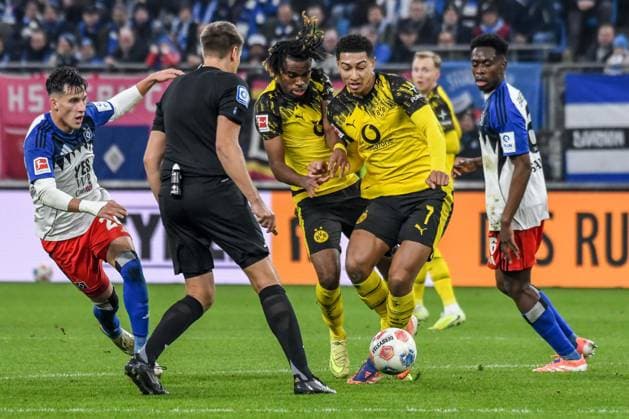 Capaldo Nicolás Albert Sambi Lokonga ( HSV ) 17 Carney Chukwuemeka wird von Jobe Bellingham ( BVB ) umgestossen Deutschland , Hamburg , Volksparkstadion , Fussball , 1. Bundesliga , Hamburger SV - Borussia Dortmund