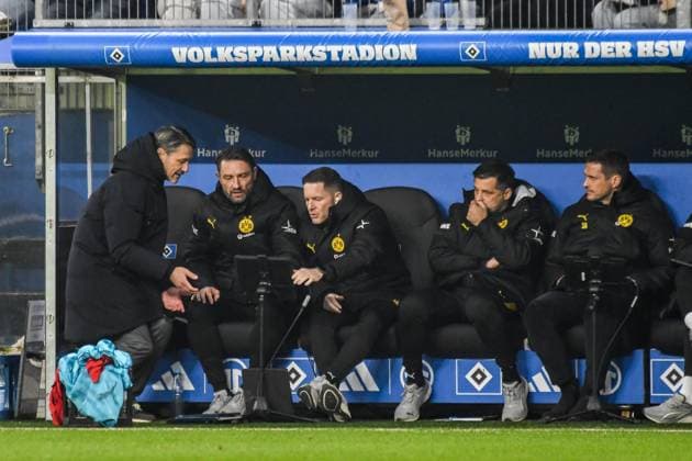 Niko Kovac Trainer mit Co - Trainer Robert Kovac Stephen Rands Filip Tapalovic Sebastian Kehl Sportdirektor ( BVB ) auf der Bank Deutschland , Hamburg , Volksparkstadion , Fussball , 1. Bundesliga , Hamburger SV - Borussia Dortmund