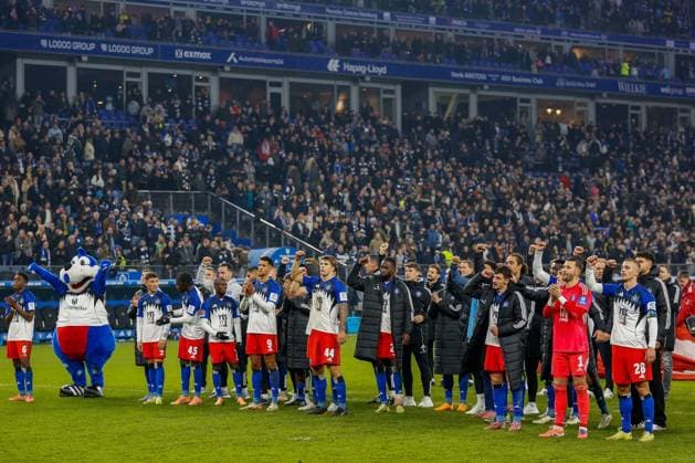 Schlussjubel der Mannschaft ( HSV ) vor der Nordtribüne Deutschland , Hamburg , Volksparkstadion , Fussball , 1. Bundesliga , Hamburger SV - Borussia Dortmund