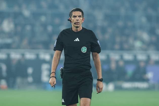 Fussball, Bundesliga Saison 2025 2026 10. Spieltag Borussia Mönchengladbach - 1.FC Köln 08.11.2025, BORUSSIA-PARK Deniz Aytekin (Schiedsrichter) mit REF-Cam Mönchengladbach BORUSSIA-PARK Nordrhein-Westfalen Deutschland