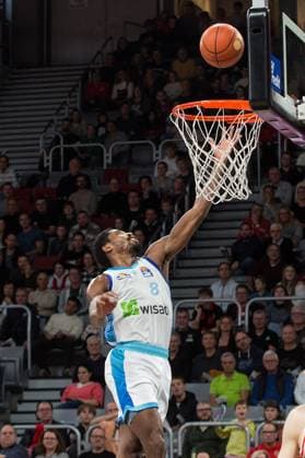 Bamberg, Deutschland 08. November 2025: 1.BBL - 2025 2026 - BMA365 Bamberg Baskets vs. Skyliners Frankfurt Im Bild: Einzelbild William Christmas (Frankfurt) zieht alleine zum Korb Brose Arena Bayern Copyright: xFotostandx xSchmittx