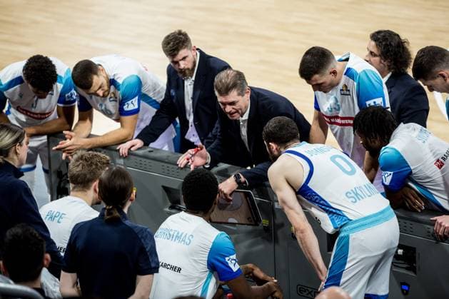 Bamberg, Deutschland 08. November 2025: 1.BBL - 2025 2026 - BMA365 Bamberg Baskets vs. Skyliners Frankfurt Im Bild: Trainer Klaus Perwas (Frankfurt) gibt seinen Team die Spielanweisungen Brose Arena Bayern Copyright: xFotostandx xSchmittx