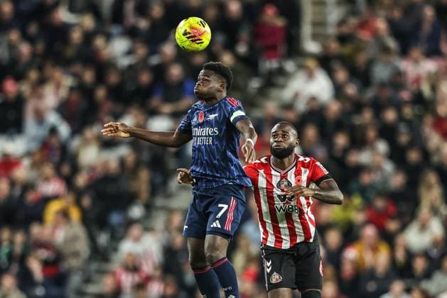 Premier League Sunderland v Arsenal Bukayo Saka of Arsenal jumps up to win the high ball during the Premier League match Sunderland vs Arsenal at Stadium Of Light, Sunderland, United Kingdom, 8th November 2025 (Photo by Alfie Cosgrove News Images) Sunderland Stadium Of Light Tyne and Wear United Kingdom Copyright: xAlfiexCosgrove NewsxImagesx