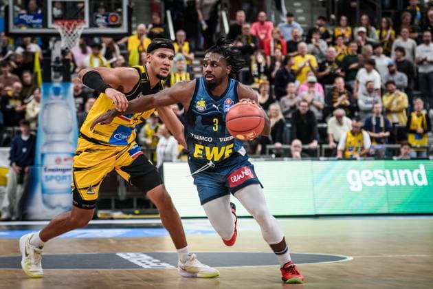 Brandon Tischler (MHP RIESEN Ludwigsburg, 24) vs. Chris Clemons (EWE Baskets Oldenburg, 03) GER, MHP Riesen Ludwigsburg - EWE Baskets Oldenburg, easycredit BBL, Basketball, Bundesliga, 7. Spieltag, Spielzeit 2025 2026, 08.11.2025 GER, MHP Riesen Ludwigsburg - EWE Baskets Oldenburg, easycredit BBL, Basketball, Bundesliga, 7. Spieltag, Spielzeit 2025 2026, 08.11.2025 Ludwigsburg Copyright: xSandyxDinkelackerx EP_SDR