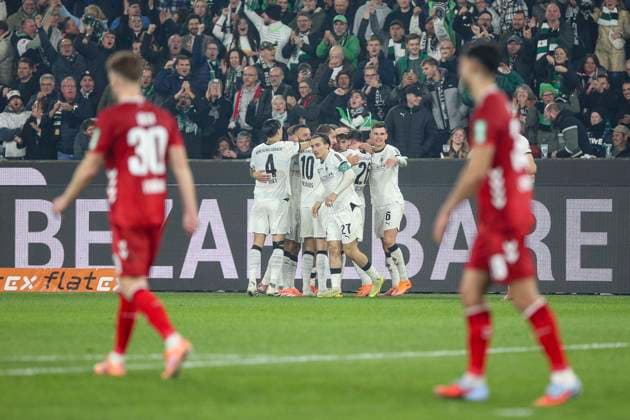 Mönchengladbach, Deutschland, 08.11.25: Philipp Sander (Borussia Mönchengladbach) Torjubel, jubelt mit seiner Mannschaft nach dem Treffer zum 1:0 waehrend des Spiels der Bundesliga zwischen Borussia Mönchengladbach vs 1. FC Köln im Stadion im Borussia Park Mönchengladbach Stadion im Borussia Park North Rhine-Westphalia Germany Copyright: xBrauer-Fotoagenturx xAdrianxSchlx