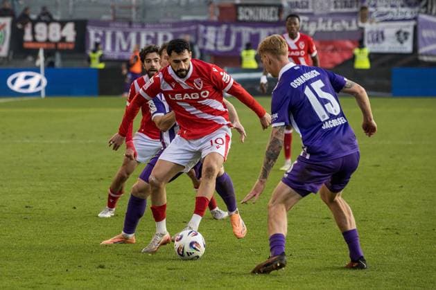 Cottbus, Deutschland 08. November 2025: 3. Liga - 2025 2026 - FC Energie Cottbus vs. VfL Osnabrück Im Bild: v. li. im Zweikampf Tolcay Cigerci (Energie Cottbus) und Bjarke Jacobsen (VfL Osnabrück) DFB regulations prohibit any use of photographs as image sequences and or quasi-video. LEAG Energie Stadion Brandenburg Copyright: xFotostandx xWeilandx