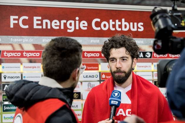 Cottbus, Deutschland 08. November 2025: 3. Liga - 2025 2026 - FC Energie Cottbus vs. VfL Osnabrück Im Bild: Dominik Pelivan (Energie Cottbus) im Interview DFB regulations prohibit any use of photographs as image sequences and or quasi-video. LEAG Energie Stadion Brandenburg Copyright: xFotostandx xWeilandx