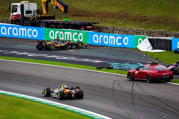F1 - SAO PAULO GRAND PRIX 2025 Crash of PIASTRI Oscar (aus), McLaren F1 Team MCL39, with NORRIS Lando (gbr), McLaren F1 Team MCL39, passing in action in front of him, during the 2025 Formula 1 Grande Premio de Sao Paulo, 2025 Sao Paulo Grand Prix, 21th round of the 2025 FIA Formula One World Championship, WM, Weltmeisterschaft from November 7 to 9, 2025 on the Interlagos, in Sao Paulo, Brazil - Sao PauloBrazil Copyright: xFLORENTxGOODENx