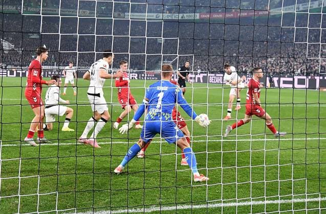 08.11.2025, xhbx, Fussball 1.Bundesliga, Borussia Moenchengladbach - 1.FC Köln v.l. Goal scored, Tor zum 1:0 durch Philipp Sander (Borussia Mönchengladbach) (DFL DFB REGULATIONS PROHIBIT ANY USE OF PHOTOGRAPHS as IMAGE SEQUENCES and or QUASI-VIDEO) Moenchengladbach