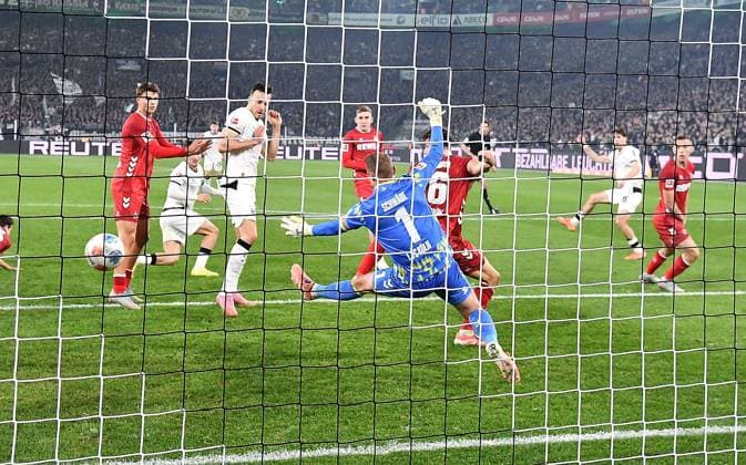 08.11.2025, xhbx, Fussball 1.Bundesliga, Borussia Moenchengladbach - 1.FC Köln v.l. Goal scored, Tor zum 1:0 durch Philipp Sander (Borussia Mönchengladbach) (DFL DFB REGULATIONS PROHIBIT ANY USE OF PHOTOGRAPHS as IMAGE SEQUENCES and or QUASI-VIDEO) Moenchengladbach