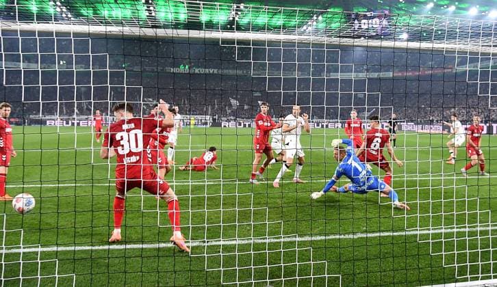 08.11.2025, xhbx, Fussball 1.Bundesliga, Borussia Moenchengladbach - 1.FC Köln v.l. Goal scored, Tor zum 1:0 durch Philipp Sander (Borussia Mönchengladbach) (DFL DFB REGULATIONS PROHIBIT ANY USE OF PHOTOGRAPHS as IMAGE SEQUENCES and or QUASI-VIDEO) Moenchengladbach