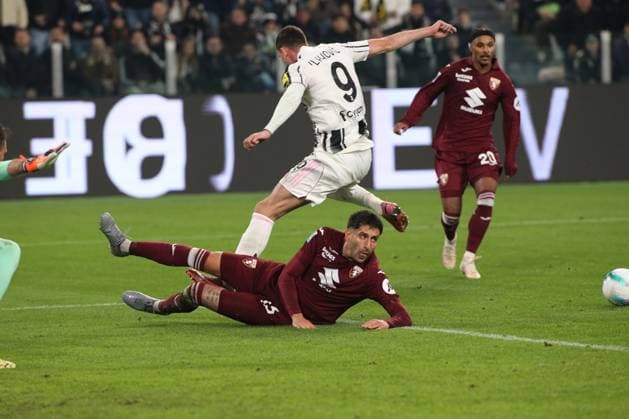 Guillermo Maripan (Torino FC) againts Dusan Vlahovic (Juventus FC) during Juventus FC vs Torino FC, Italian soccer Serie A match in Turin, Italy, November 08 2025  Copyright: xClaudioxBenedetto IPAxSportx xipa-agency.netx xx IPA_67703692 IPA_Agency_IPA67703692