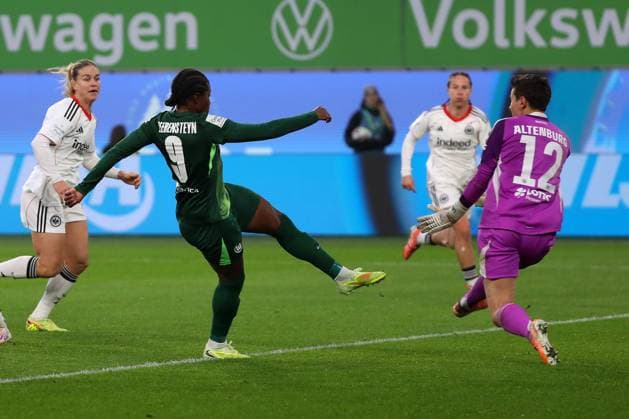 VfL - Frankfurt, BL Frauen Wolfsburg, 08.11.2025, FUßBALL - VfL Wolfsburg vs. Eintracht Frankfurt, Google Pixel Frauen-Bundesliga, Saison 2025 26. Lineth Beerensteyn (VfL Wolfsburg), Torfrau Lina Altenburg (Eintracht Frankfurt) Wolfsburg