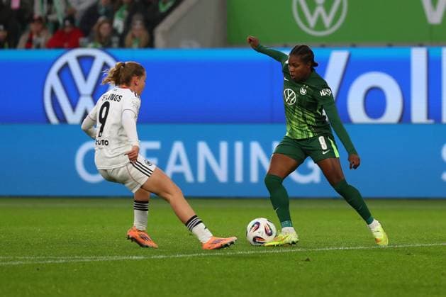 VfL - Frankfurt, BL Frauen Wolfsburg, 08.11.2025, FUßBALL - VfL Wolfsburg vs. Eintracht Frankfurt, Google Pixel Frauen-Bundesliga, Saison 2025 26. Jarne Teulings (Eintracht Frankfurt), Lineth Beerensteyn (VfL Wolfsburg) Wolfsburg