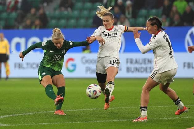 VfL - Frankfurt, BL Frauen Wolfsburg, 08.11.2025, FUßBALL - VfL Wolfsburg vs. Eintracht Frankfurt, Google Pixel Frauen-Bundesliga, Saison 2025 26. Thea Bjelde (VfL Wolfsburg), Laura Freigang (Eintracht Frankfurt), Gerladine Reuteler (Eintracht Frankfurt) Wolfsburg