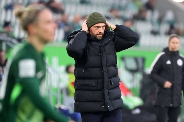 VfL - Frankfurt, BL Frauen Wolfsburg, 08.11.2025, FUßBALL - VfL Wolfsburg vs. Eintracht Frankfurt, Google Pixel Frauen-Bundesliga, Saison 2025 26. Cheftrainer Stephan Lerch (VfL Wolfsburg) Wolfsburg