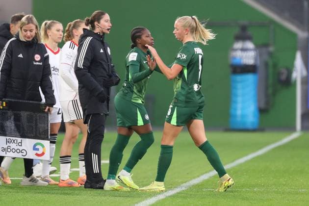 VfL - Frankfurt, BL Frauen Wolfsburg, 08.11.2025, FUßBALL - VfL Wolfsburg vs. Eintracht Frankfurt, Google Pixel Frauen-Bundesliga, Saison 2025 26. Lineth Beerensteyn (VfL Wolfsburg) kommt fuÌˆr Ella Paddemors (VfL Wolfsburg) ins Spiel. Wolfsburg
