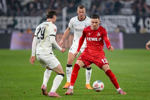 Mönchengladbach, Deutschland, 08.11.25: Joseph Michael Scally (Borussia Mönchengladbach) und Said El Mala (1. FC Köln) im Kampf um den Ball waehrend des Spiels der Bundesliga zwischen Borussia Mönchengladbach vs 1. FC Köln im Stadion im Borussia Park Mönchengladbach Stadion im Borussia Park North Rhine-Westphalia Germany Copyright: xBrauer-Fotoagenturx xAdrianxSchlx