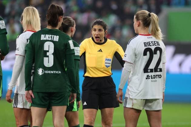 VfL - Frankfurt, BL Frauen Wolfsburg, 08.11.2025, FUßBALL - VfL Wolfsburg vs. Eintracht Frankfurt, Google Pixel Frauen-Bundesliga, Saison 2025 26. Schiedsrichterin Riem Hussein Wolfsburg