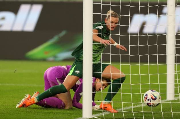 VfL - Frankfurt, BL Frauen Wolfsburg, 08.11.2025, FUßBALL - VfL Wolfsburg vs. Eintracht Frankfurt, Google Pixel Frauen-Bundesliga, Saison 2025 26. Alexandra Popp (VfL Wolfsburg) schießt Tor zum 2:3, Torfrau Lina Altenburg (Eintracht Frankfurt) Wolfsburg