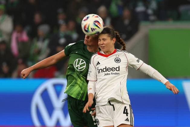 VfL - Frankfurt, BL Frauen Wolfsburg, 08.11.2025, FUßBALL - VfL Wolfsburg vs. Eintracht Frankfurt, Google Pixel Frauen-Bundesliga, Saison 2025 26. Alexandra Popp (VfL Wolfsburg), Noemi Ivelj (Eintracht Frankfurt) Wolfsburg