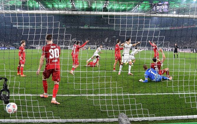 08.11.2025, xhbx, Fussball 1.Bundesliga, Borussia Moenchengladbach - 1.FC Köln v.l. Goal scored, Tor zum 1:0 durch Philipp Sander (Borussia Mönchengladbach) (DFL DFB REGULATIONS PROHIBIT ANY USE OF PHOTOGRAPHS as IMAGE SEQUENCES and or QUASI-VIDEO) Moenchengladbach