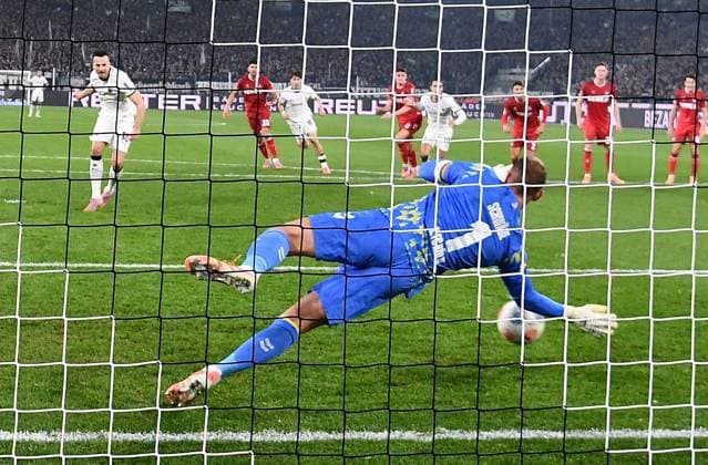 08.11.2025, xhbx, Fussball 1.Bundesliga, Borussia Moenchengladbach - 1.FC Köln v.l. Haris Tabakovic (Borussia Mönchengladbach), Marvin Schwäbe (1. FC Koeln) hält Elfmeter (DFL DFB REGULATIONS PROHIBIT ANY USE OF PHOTOGRAPHS as IMAGE SEQUENCES and or QUASI-VIDEO) Moenchengladbach