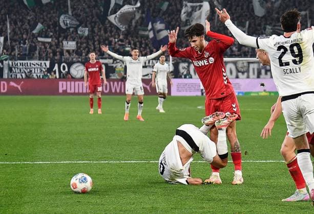 08.11.2025, xhbx, Fussball 1.Bundesliga, Borussia Moenchengladbach - 1.FC Köln v.l. Franck Honorat (Borussia Mönchengladbach), Denis Huseinbasic (1. FC Köln) Foul führte zum Elfmeter (DFL DFB REGULATIONS PROHIBIT ANY USE OF PHOTOGRAPHS as IMAGE SEQUENCES and or QUASI-VIDEO) Moenchengladbach