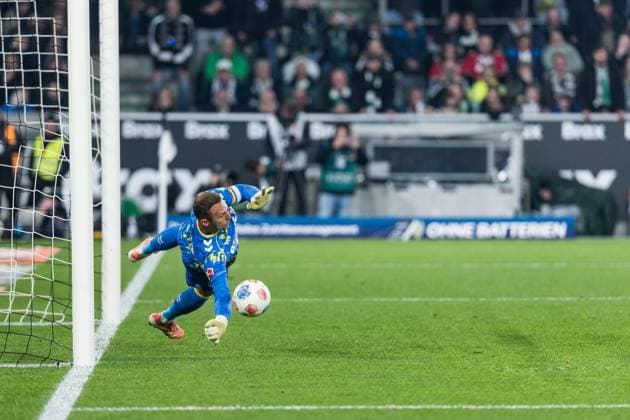 1. Fussball Bundesliga: Borussia Mönchengladbach - 1. FC Köln; 08.11.2025 Marvin Schwäbe (1. FC Köln, 1) hält den Elfmeter 1. Fussball Bundesliga, Borussia Mönchengladbach - 1. FC Köln, Mönchengladbach, BORUSSIA-PARK am 08.11.2025 DFL REGULATIONS PROHIBIT ANY USE OF PHOTOGRAPHS AS IMAGE SEQUENCES AND OR QUASI-VIDEO. Copyright: xBEAUTIFULxSPORTS Wunderlx
