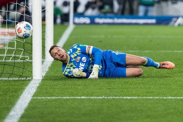 1. Fussball Bundesliga: Borussia Mönchengladbach - 1. FC Köln; 08.11.2025 Marvin Schwäbe (1. FC Köln, 1) hält den Elfmeter 1. Fussball Bundesliga, Borussia Mönchengladbach - 1. FC Köln, Mönchengladbach, BORUSSIA-PARK am 08.11.2025 DFL REGULATIONS PROHIBIT ANY USE OF PHOTOGRAPHS AS IMAGE SEQUENCES AND OR QUASI-VIDEO. Copyright: xBEAUTIFULxSPORTS Wunderlx