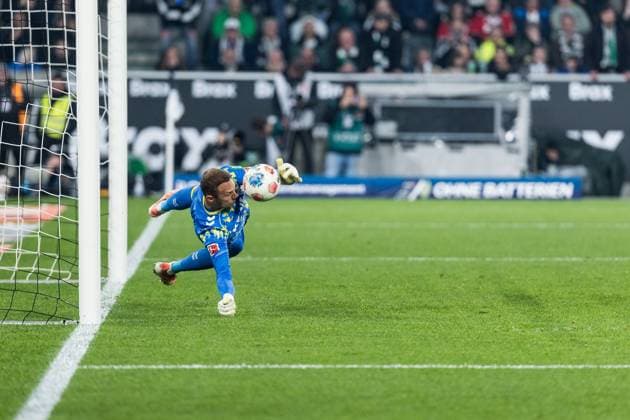 1. Fussball Bundesliga: Borussia Mönchengladbach - 1. FC Köln; 08.11.2025 Marvin Schwäbe (1. FC Köln, 1) hält den Elfmeter 1. Fussball Bundesliga, Borussia Mönchengladbach - 1. FC Köln, Mönchengladbach, BORUSSIA-PARK am 08.11.2025 DFL REGULATIONS PROHIBIT ANY USE OF PHOTOGRAPHS AS IMAGE SEQUENCES AND OR QUASI-VIDEO. Copyright: xBEAUTIFULxSPORTS Wunderlx