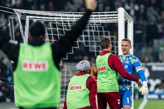 1. Fussball Bundesliga: Borussia Mönchengladbach - 1. FC Köln; 08.11.2025 Marvin Schwäbe (1. FC Köln, 1) jubelt mit Linton Maina (1. FC Köln, 37) und Sebastian Sebulonsen (1. FC Köln, 28) nach dem gehaltenen Elfmeter 1. Fussball Bundesliga, Borussia Mönchengladbach - 1. FC Köln, Mönchengladbach, BORUSSIA-PARK am 08.11.2025 DFL REGULATIONS PROHIBIT ANY USE OF PHOTOGRAPHS AS IMAGE SEQUENCES AND OR QUASI-VIDEO. Copyright: xBEAUTIFULxSPORTS Wunderlx