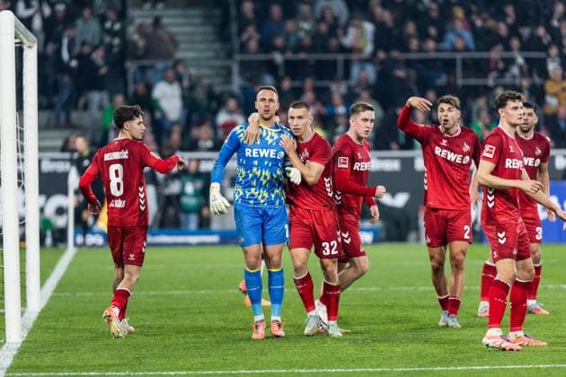 1. Fussball Bundesliga: Borussia Mönchengladbach - 1. FC Köln; 08.11.2025 Marvin Schwäbe (1. FC Köln, 1) wird von Kristoffer Lund (1. FC Köln, 32) nach dem gehaltenen Elfmeter umarmt 1. Fussball Bundesliga, Borussia Mönchengladbach - 1. FC Köln, Mönchengladbach, BORUSSIA-PARK am 08.11.2025 DFL REGULATIONS PROHIBIT ANY USE OF PHOTOGRAPHS AS IMAGE SEQUENCES AND OR QUASI-VIDEO. Copyright: xBEAUTIFULxSPORTS Wunderlx