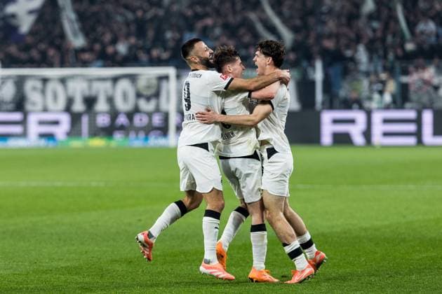 1. Fussball Bundesliga: Borussia Mönchengladbach - 1. FC Köln; 08.11.2025 Jubel zum 1:0 durch Philipp Sander (Borussia Mönchengladbach, 16), Tor, Torjubel 1. Fussball Bundesliga, Borussia Mönchengladbach - 1. FC Köln, Mönchengladbach, BORUSSIA-PARK am 08.11.2025 DFL REGULATIONS PROHIBIT ANY USE OF PHOTOGRAPHS AS IMAGE SEQUENCES AND OR QUASI-VIDEO. Copyright: xBEAUTIFULxSPORTS Wunderlx
