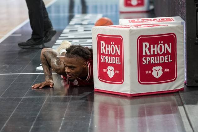 Bamberg, Deutschland 08. November 2025: 1.BBL - 2025 2026 - BMA365 Bamberg Baskets vs. Skyliners Frankfurt Im Bild: Cobe Williams (Bamberg) wird hart gefault und liegt am Boden Brose Arena Bayern Copyright: xFotostandx xSchmittx