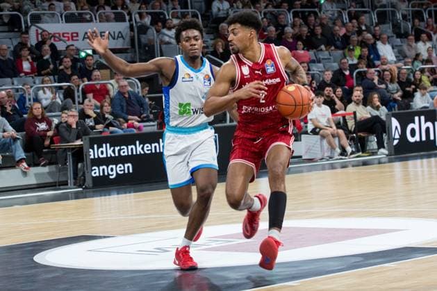 Bamberg, Deutschland 08. November 2025: 1.BBL - 2025 2026 - BMA365 Bamberg Baskets vs. Skyliners Frankfurt Im Bild: v. li Nahiem Alleyne (Frankfurt) gegen Ibi Watson (Bamberg) Brose Arena Bayern Copyright: xFotostandx xSchmittx