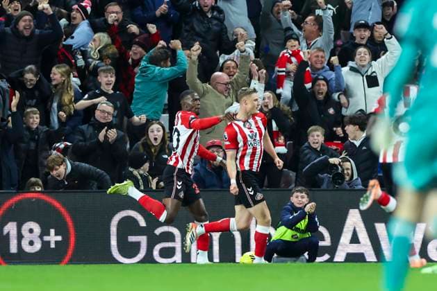 Sunderland v Arsenal, Premier League Sunderland defender Daniel Ballard (5) scores a GOAL 1-0 and celebrates during the Sunderland v Arsenal Premier League match at the Stadium of Light, Sunderland, England on 8 November 2025 Credit: Phil Duncan Every Second Media Editorial use only. All images are copyright Every Second Media Limited. No images may be reproduced without prior permission. All rights reserved. Premier League and Football League images are subject to licensing agreements with Football DataCo Limited. see https: www.football-dataco.com Copyright: xIMAGO EveryxSecondxMediax ESM-1659-0028 PhilxDuncanx xEveryxSecondxMediax