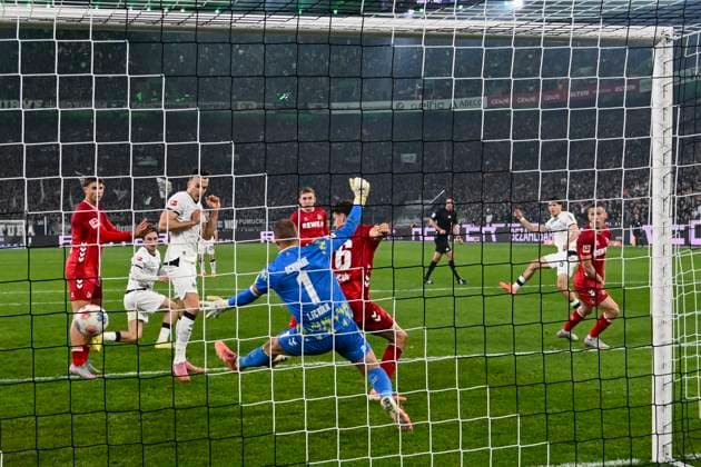 Philipp Sander (Moenchengladbach 16) erzielt das Tor zum 1:0 08.11.2025 Fussball Borussia Moenchengladbach vs 1. FC Koeln, Borussia-Park, Moenchengladbach, DFB DFL REGULATIONS PROHIBIT ANY USE OF PHOTOGRAPHS AS IMAGE SEQUENCES AND OR QUASI-VIDEO