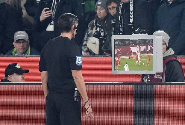 08.11.2025, xhbx, Fussball 1.Bundesliga, Borussia Moenchengladbach - 1.FC Köln v.l. Deniz Aytekin (DFB Schiedsrichter), Videobeweis, VAR, Videoentscheid (DFL DFB REGULATIONS PROHIBIT ANY USE OF PHOTOGRAPHS as IMAGE SEQUENCES and or QUASI-VIDEO) Moenchengladbach