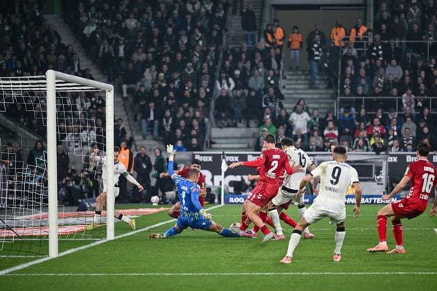08.11.2025, Fussball, 1. Bundesliga, 11. Spieltag Saison 2025 2026, Borussia Mönchengladbach - 1. FC Köln, Gewusel im Strafraum, Rocco Reitz (Borussia Mönchengladbach), Marvin Schwäbe (1. FC Köln), xRHR-FOTO TKx Copyright: RHR-FOTOx RHR-FOTO TK