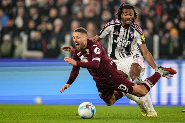 Torino™s Nikola Vlasic fights for the ball with Juventus Khephren Thuram during the Serie A soccer match between Juventus and Torino at the Allianz Stadium in Turin, north west Italy - Saturday, Nov. 8, 2025. - Soccer .  Copyright: xMarcoxAlpozzi LaPressex