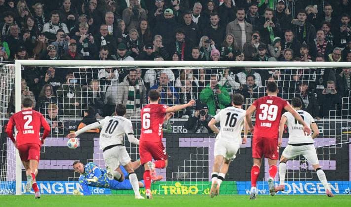 08.11.2025; Moenchengladbach; Fussball, Herren, Saison 2025 2026, Borussia Moenchengladbach vs. 1. FC Koeln Haris Tabakovic (Gladbach, re. 159 verschiesst den Elfmeter gegen Torwart Marvin Schwaebe (Koeln, li. Am Boden) DFL regulations prohibit any use of photographs as image sequences and or quasi-video. Borussia-Park NRW Deutschland