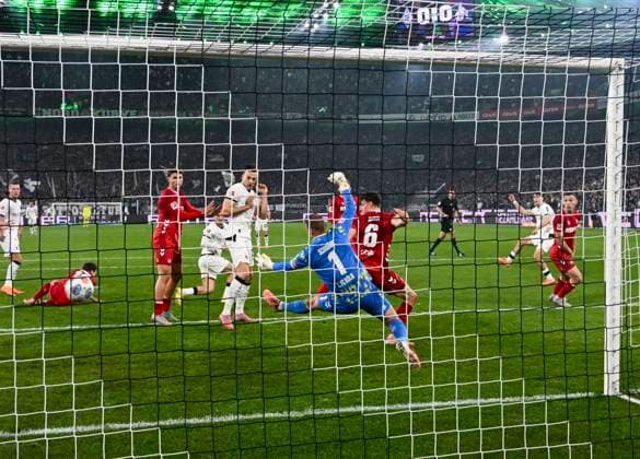 Philipp Sander (Moenchengladbach 16) erzielt das Tor zum 1:0 08.11.2025 Fussball Borussia Moenchengladbach vs 1. FC Koeln, Borussia-Park, Moenchengladbach, DFB DFL REGULATIONS PROHIBIT ANY USE OF PHOTOGRAPHS AS IMAGE SEQUENCES AND OR QUASI-VIDEO