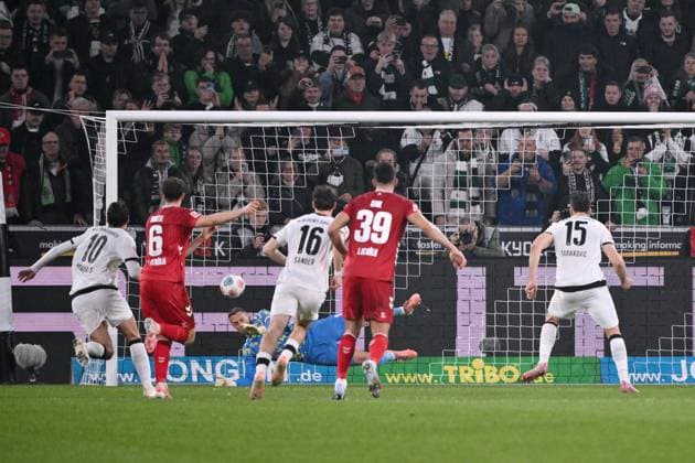 Torwart Marvin Schwäbe (1.FC Koeln) pariert den Elfmeter von Haris Tabakovic (Borussia Moenchengladbach) 08.11.2025, Fussball 1. Bundesliga, Saison 2025 2026, 10. Spieltag, Borussia Mönchengladbach - 1. FC Köln DFL regulations prohibit any use of photographs as image sequences and or quasi-video Moenchengladbach Borussia Park Nordrhein Westfalen Deutschland