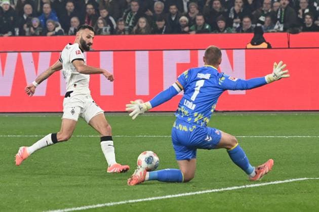 Franck HONORAT (MG) verrgibt diese Torchance gegeb Torwart Marvin SCHWAEBE, Schwäbe (K) Borussia Moenchengladbach (MG) - 1. FC Koeln (K) Fussball 1. Bundesliga Saison 2025 2026, 10.Spieltag, Spieltag10, matchday10, am 08.11.2025, Borussia-Park in Moenchengladbach Deutschland. DFL regulations prohibit any use of photographs as image sequences and or quasi-video Â