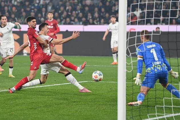 Haris TABAKOVIC (MG) vergibt diese Torchance gegen Torwart Marvin SCHWAEBE, Schwäbe (K) Borussia Moenchengladbach (MG) - 1. FC Koeln (K) Fussball 1. Bundesliga Saison 2025 2026, 10.Spieltag, Spieltag10, matchday10, am 08.11.2025, Borussia-Park in Moenchengladbach Deutschland. DFL regulations prohibit any use of photographs as image sequences and or quasi-video Â