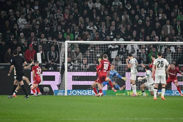 Philipp Sander (Borussia Moenchengladbach), links verdeckt, erzielt das Tor zum 1:0, Torwart Marvin Schwäbe (1.FC Koeln) ist machtlos 08.11.2025, Fussball 1. Bundesliga, Saison 2025 2026, 10. Spieltag, Borussia Mönchengladbach - 1. FC Köln DFL regulations prohibit any use of photographs as image sequences and or quasi-video Moenchengladbach Borussia Park Nordrhein Westfalen Deutschland