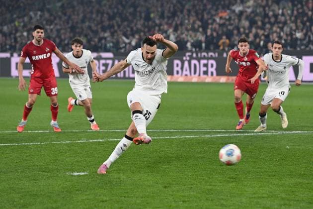 Haris TABAKOVIC (MG) vergibt diesen Elfmeter, Borussia Moenchengladbach (MG) - 1. FC Koeln (K) Fussball 1. Bundesliga Saison 2025 2026, 10.Spieltag, Spieltag10, matchday10, am 08.11.2025, Borussia-Park in Moenchengladbach Deutschland. DFL regulations prohibit any use of photographs as image sequences and or quasi-video Â