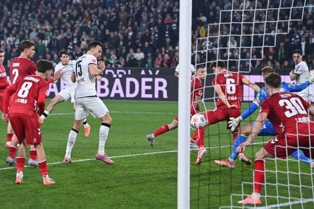 Philipp SANDER (MG) schiesst das Tor zum 1-0, Borussia Moenchengladbach (MG) - 1. FC Koeln (K) Fussball 1. Bundesliga Saison 2025 2026, 10.Spieltag, Spieltag10, matchday10, am 08.11.2025, Borussia-Park in Moenchengladbach Deutschland. DFL regulations prohibit any use of photographs as image sequences and or quasi-video Â