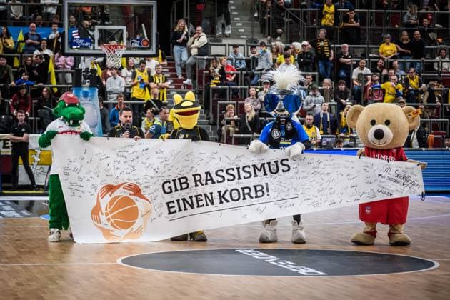 GIB RASSISMUS EINEN KORB - Aktion - Lokale Maskottchen mit Transparent und Unterschriften GER, MHP Riesen Ludwigsburg - EWE Baskets Oldenburg, easycredit BBL, Basketball, Bundesliga, 7. Spieltag, Spielzeit 2025 2026, 08.11.2025 GER, MHP Riesen Ludwigsburg - EWE Baskets Oldenburg, easycredit BBL, Basketball, Bundesliga, 7. Spieltag, Spielzeit 2025 2026, 08.11.2025 Ludwigsburg Copyright: xSandyxDinkelackerx EP_SDR